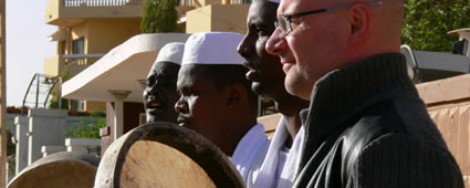 Hubl Greiner mit Sufi-Musikern im Sudan